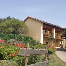 Chambre d'Hôtes Côté Glycine, Hotel in Juré