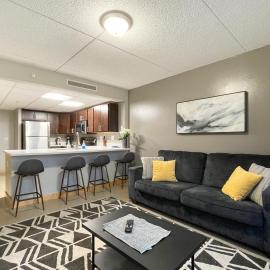 Cozy 2BR Near Casey's FREE Parking, Hotel in Des Moines