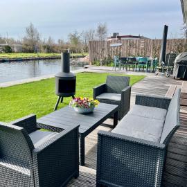 NEW - The Surf Shack - on a lake near Amsterdam!, hotel din Vinkeveen