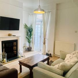 Newly Refurbished City Centre House With Parking, khách sạn ở Exeter