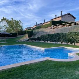 Apartamento renovado con jardín privado, piscina, parking ,wifi ideal familias, hôtel à Osséja