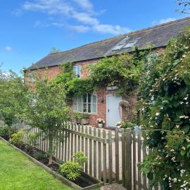 Luxury homely open-plan Barn with log burner & games room, hotel in Wrexham
