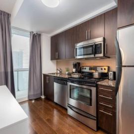 Stunning 1BR APT steps away from CN tower with balcony, hotel u gradu Toronto