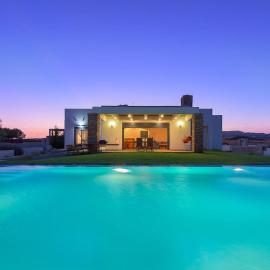 Cristelia seafront & pool villa, Hotel in Lachania