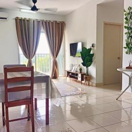 Santai at KotaWarisan KLIA Netflix, hotel in Sepang