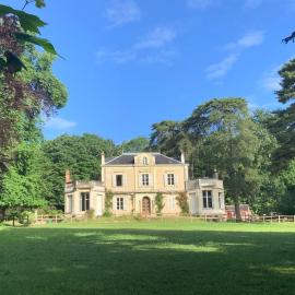 Le Château de John Miles au bord de l’eau, hotel din Sucé