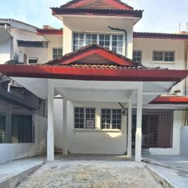 LOTUS HOMESTAY, hotel in Seri Kembangan