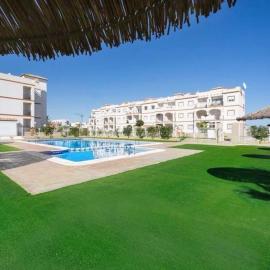 Lovely bungalow with two big terrasses, hotel in Orihuela Costa