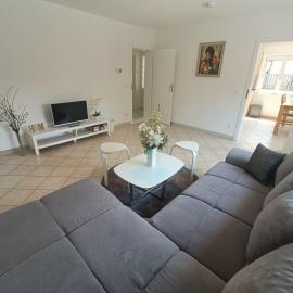 Geräumige helle Wohnung im grünen Taunus mit Privatparkplatz，施蘭根巴德的飯店