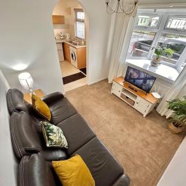 Semi-detached 1-Bedroom Chalet at Maryville Caravan Site - Uddingston, Glasgow, hotell sihtkohas Uddingston