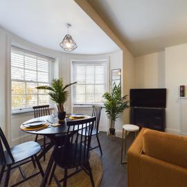 Stylish SunningEnd 1-Bed Apartment in Town Centre with Parking