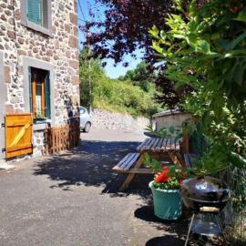Maison au vert à la campagne - 5 personnes, hotel in Saint-Nectaire