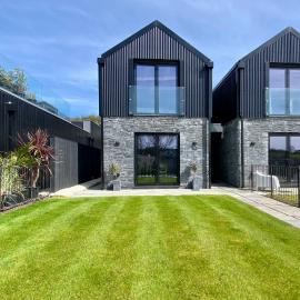 Luxury, stylish brand new house, fabulous location, hotel in St Austell