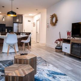 Revelstoke Marvel - Two Bedroom with Hot Tub, hotel in Revelstoke