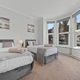 Entire 2 Bed Flat with Private Garden, minutes walk to Elizabeth Line, hotel in Ealing