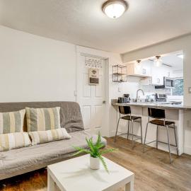 Walk to Beach & Lake Access: Cozy Redmond Apt!, hotel u gradu 'Redmond'