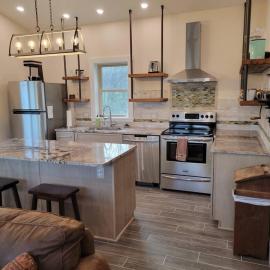 Modern, bright & calm 1 BR / 1 bath farm retreat、ペン・ヤンのホテル
