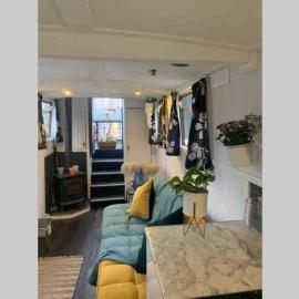Narrow Boat moored in London, hotel di London