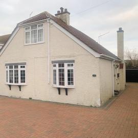 Beachside Family Home Sleeps 8 with Parking