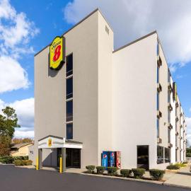 Super 8 by Wyndham Myrtle Beach/Market Common Area, hotel v destinaci Myrtle Beach