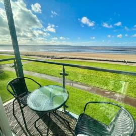 Beachfront Bliss with Spectacular Views, Hotel in Llanelli