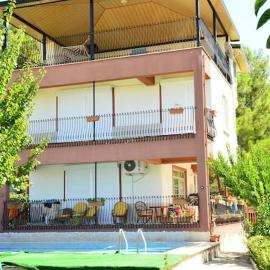ormanın içinde geniş havuzlu triplex villa, hotel a Manavgat