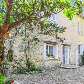 Ancienne forge, aire de loisirs avec piscine, hotel en Marigny