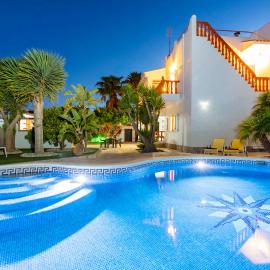 Villa in Playa D´en Bossa sleeps 9, hotel a Eivissa