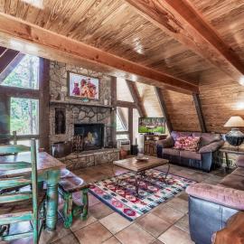 Big Rock Chalet: Gorgeous Views, Great Location, 4 Bedrooms, and a HOT TUB!