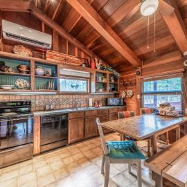 Deer Meadows & Wildflower: Cute, Centrally Located Ruidoso Cabin with Hot Tub!, hotel in Ruidoso