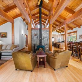Copperleaf Lodge by Tahoe Getaways - Updated 5BR Alpine Meadows Chalet w Private Hot Tub, Ski Shuttle!, ξενοδοχείο σε Alpine Meadows