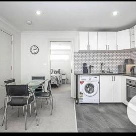 Modern cottage central location