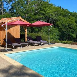 Maison Vallée Vue avec piscine chauffée, hotel in Castelnaud La Chapelle