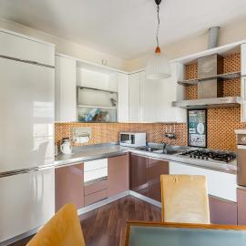 GuestHost - Mestre Cozy Apartment with Parking!