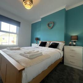2-Bed Home - Sleeps 4 Parking & Garden