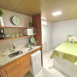 STUDIO aconchego, com Ar, Wifi, Smartv e Cozinha, hotel in Macaé