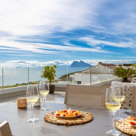 Luxury penthouse with huge terrace and sea and golf views, hôtel à San Roque