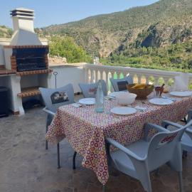 Casa Rural El Lobo, hotelli kohteessa Ayna