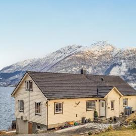 Beach Front Home In Tørvikbygd With Wifi، فندق في Tyrvikbygd