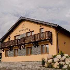 U divokej včely, hotel a Ižipovce