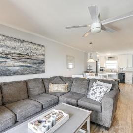 Ocean Isle Beach Condo w/ Balcony: Steps to Shore!، فندق في أوشن إيسل بيتش