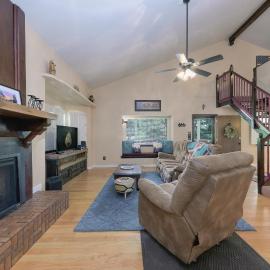 Sequioa Cottage: Feel the Love, Inside and Out!