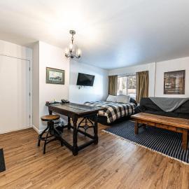 Cozy Studio w/Kitchen #112 at Donner Lake Village, hotel en Truckee