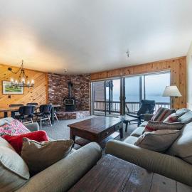 Comfortable Townhouse w/Lake View #154 at Donner Lake Village, hotell i Truckee