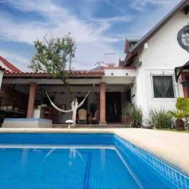 Linda casa céntrica c/alberca y jacuzzi, hotel v destinácii Xochitepec