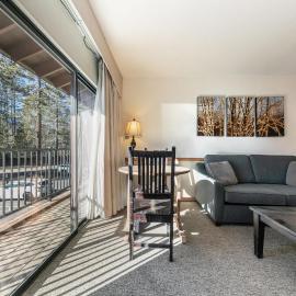Spacious 1BR Condo w/Partial Lake View #222 at Donner Lake Village, hotel a Truckee