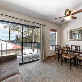 Beautiful Studio w/ Lake View #243 at Donner Lake Village, hotelli kohteessa Truckee