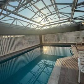 Pitangueiras com cadeira e guarda-sol exclusivo, limpeza diária, piscina climatizada e Wi-Fi