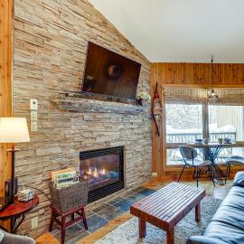 Patio & Pool Access! Year-Round Base in Bend, hotel Bendben