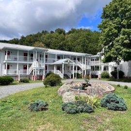 Mountain Quest Inn، فندق في Marlinton